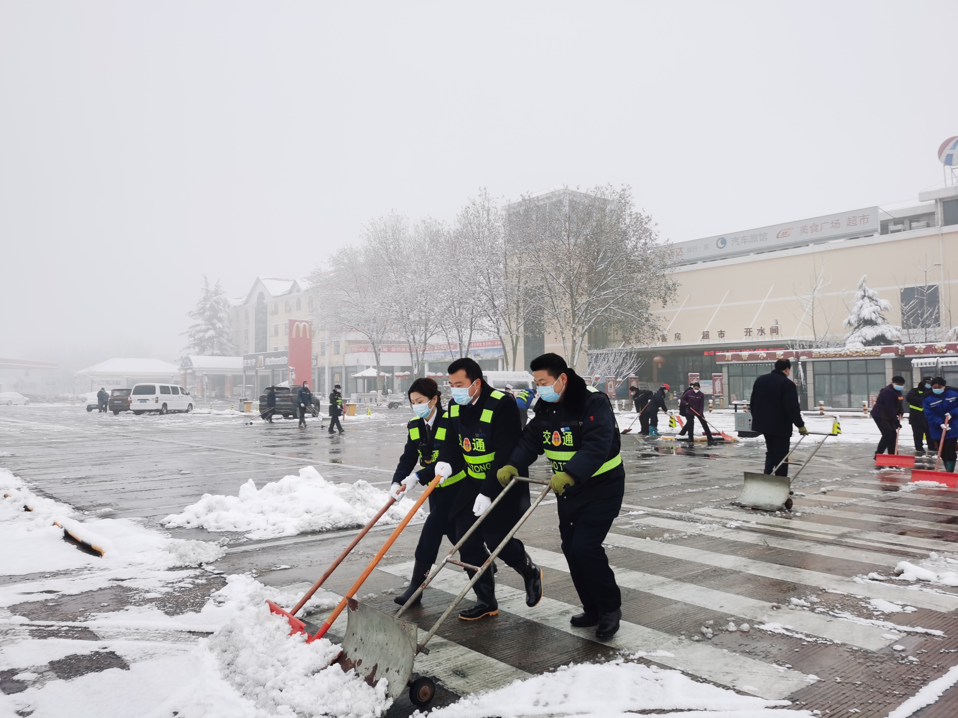 1月5日,洛陽服務(wù)區(qū)除雪保通進(jìn)行時。 (1).jpg 1月5日,洛陽服務(wù)區(qū)除雪保通進(jìn)行時。 (1).jpg