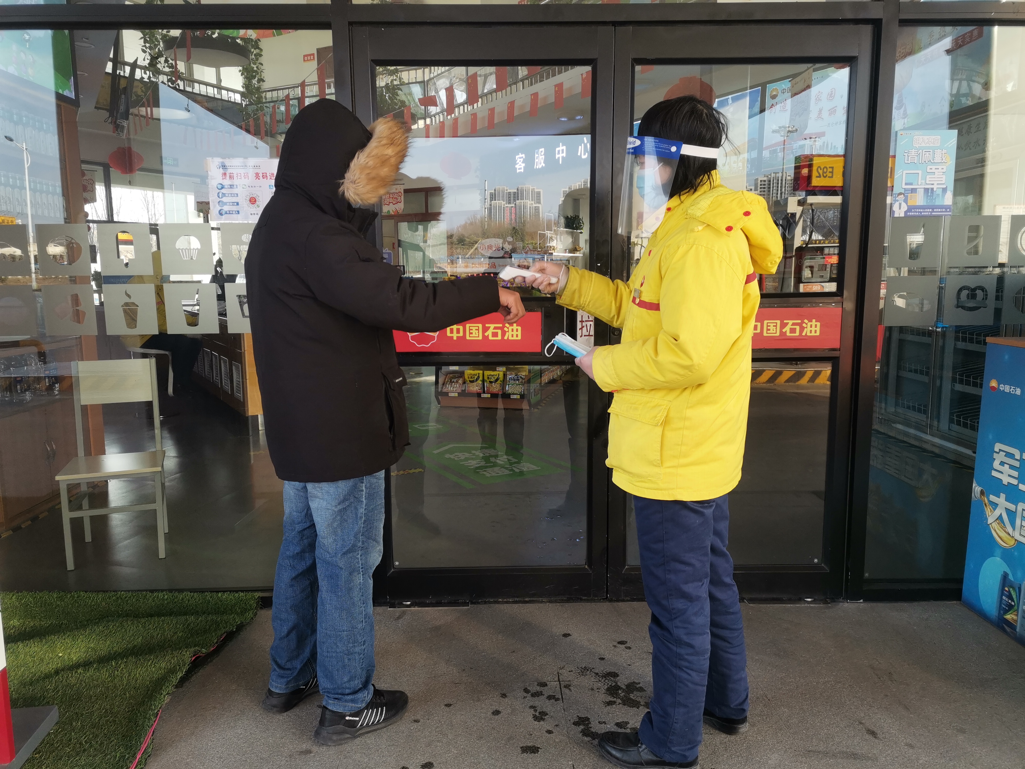 2022年1月22日,鄭州站,對(duì)顧客測(cè)溫。鄭禮坤_.jpg 2022年1月22日,鄭州站,對(duì)顧客測(cè)溫。鄭禮坤_.jpg