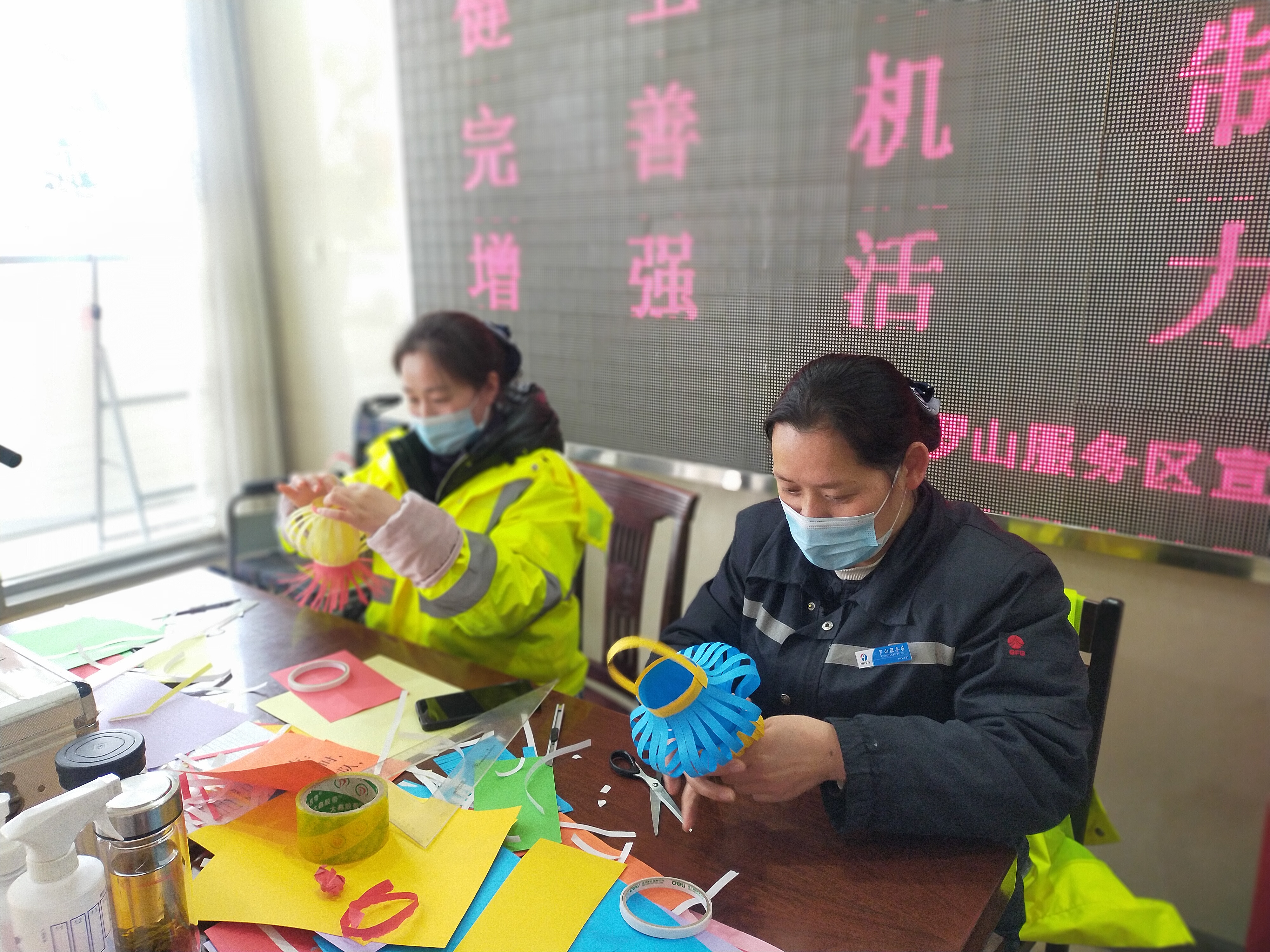 2月14日,羅山服務區員工手工制作元宵節小禮物,贈送司乘朋友,深受小朋友們的喜愛。(張軍霞 攝.jpg 2月14日,羅山服務區員工手工制作元宵節小禮物,贈送司乘朋友,深受小朋友們的喜愛。(張軍霞 攝.jpg