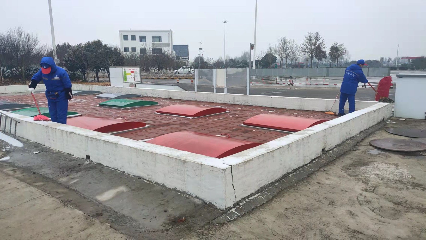 高速石化禹州站除雪保暢:及時清理罐圍墻積雪,防止上凍凍裂張衛(wèi)麗202.jpg
