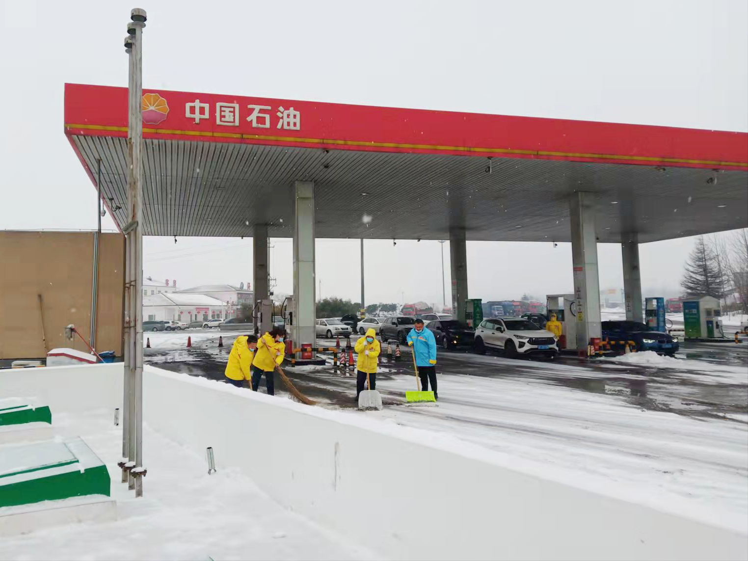 中油高速公司澠池加油站,站長帶領員工清掃積雪。樊展展 攝_副.png 中油高速公司澠池加油站,站長帶領員工清掃積雪。樊展展 攝_副.png