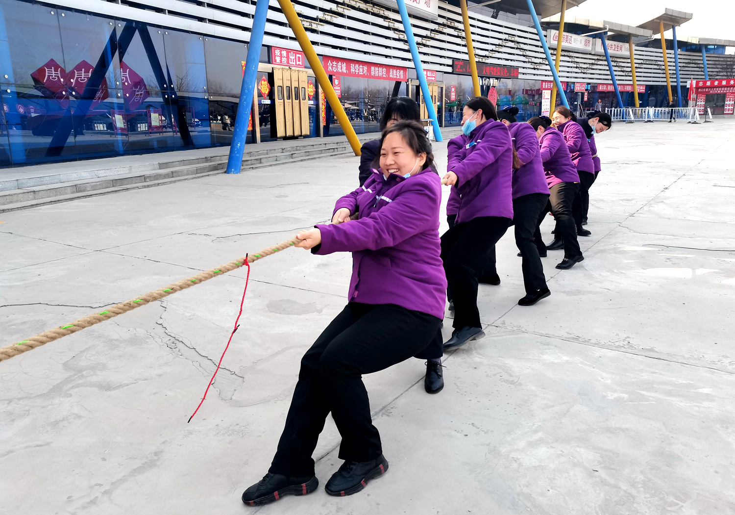 3月7日,周口東服務區(qū)舉行了“三八”國際婦女節(jié)趣味運動會,用健康、快樂的方式慶祝第112個國際婦女節(jié)的到來。張增利 攝.png 3月7日,周口東服務區(qū)舉行了“三八”國際婦女節(jié)趣味運動會,用健康、快樂的方式慶祝第112個國際婦女節(jié)的到來。張增利 攝.png