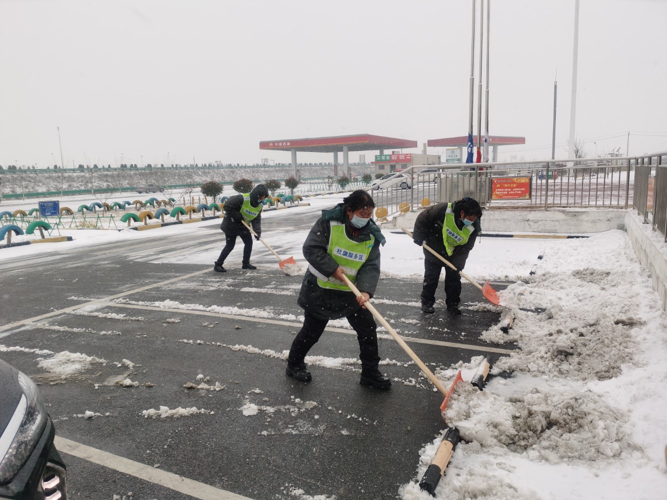 社旗服務區劉娟、張樂華張冬云女職工參加除雪保通工作。.jpg