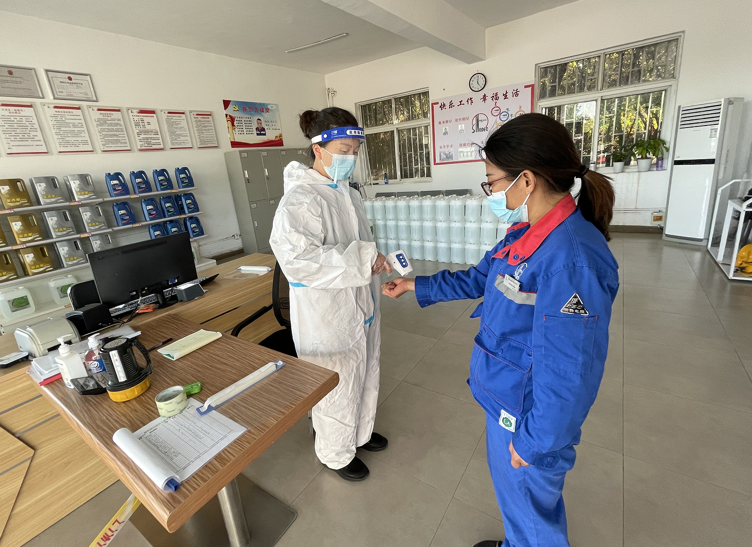 高速石化公司鄭州南員工測量體溫(拍攝人;徐龍杰)日期2022年5月5.png 高速石化公司鄭州南員工測量體溫(拍攝人;徐龍杰)日期2022年5月5.png