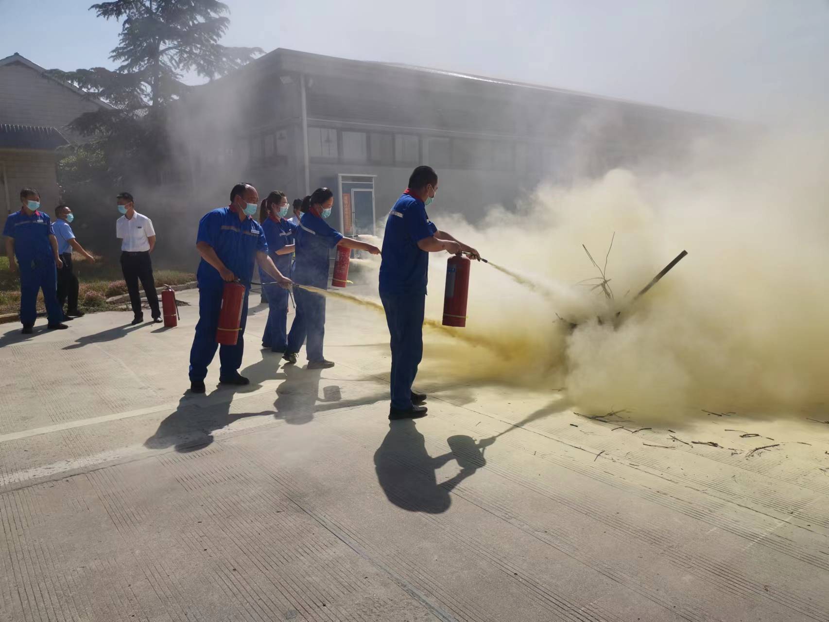 2022年5月30日高速石化許昌加油站員工實際操作滅火戰斗圖片,拍攝人:徐姍.jpg 2022年5月30日高速石化許昌加油站員工實際操作滅火戰斗圖片,拍攝人:徐姍.jpg