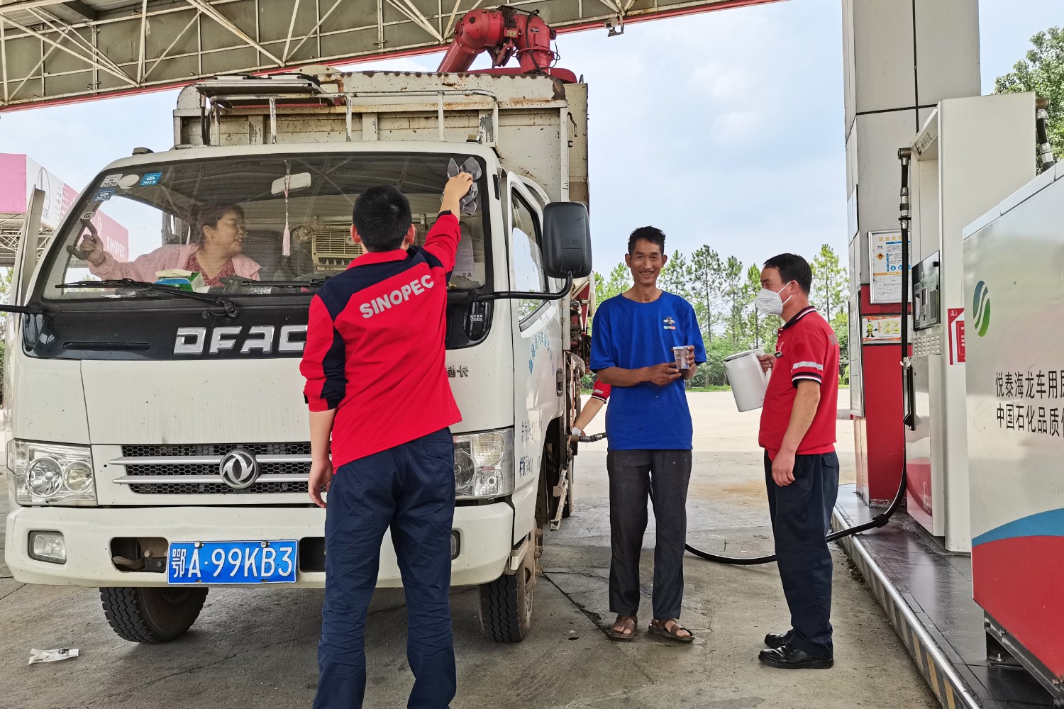 5月31日息縣服務(wù)區(qū)加油站三夏保供油同時(shí)提供熱水。拍攝人:曹豐士 (2).jpg